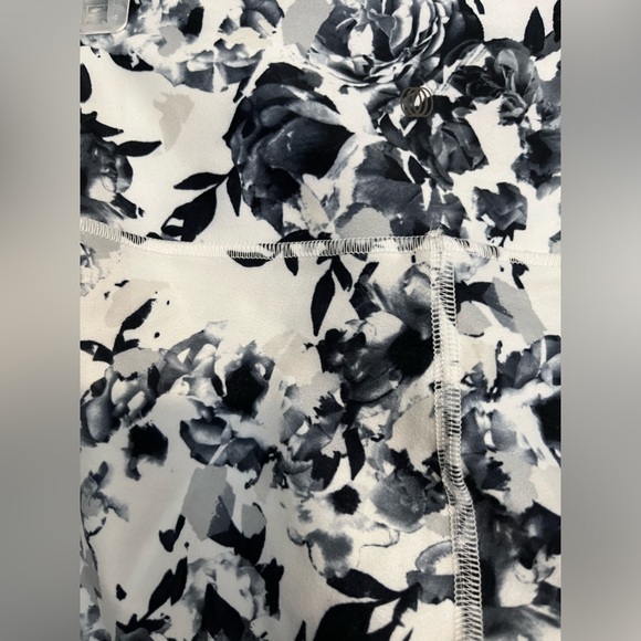 Medium Balance Collection Leggings - Picture 3 of 5